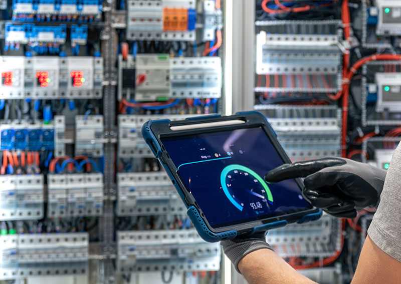 Elektricien met tablet voor-digitale bewaking van schakelborden elektricien met tablet voor digitale bewaking van schakelborden