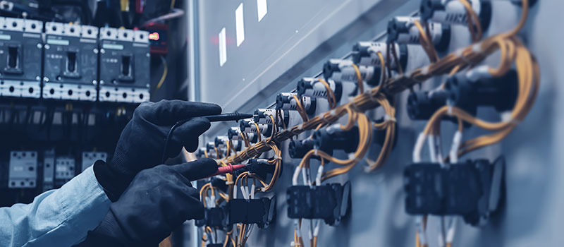 inspectie-en-optimalisatie Een elektricien controleert de spanning